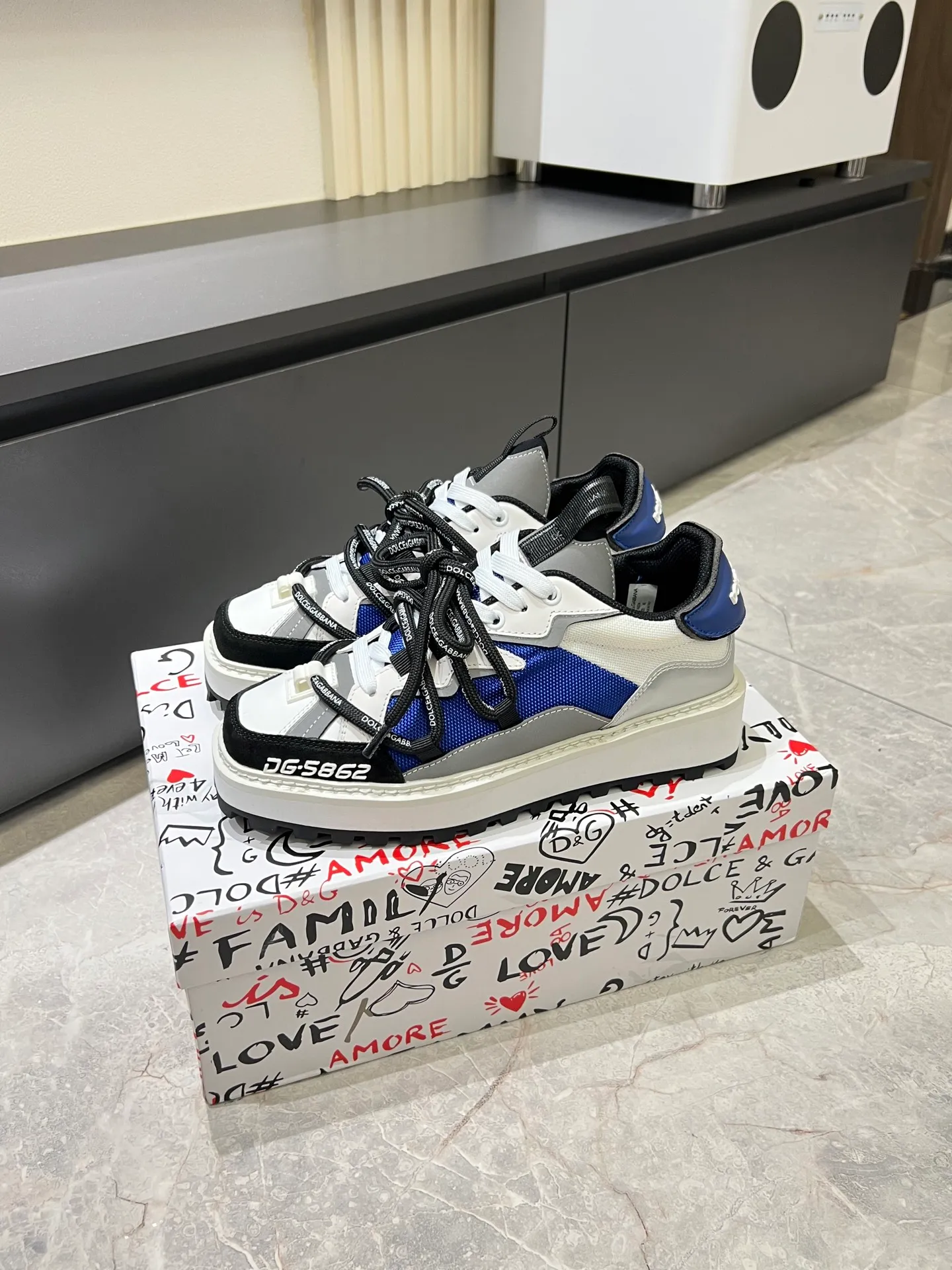 Men's men's shoes💰p640 Dolce&Gabbana/Dolce & Gabbana men's new casual sports shoes This sneaker is made of multiple materials. The nylon fabric upper is integrated with glossy leather, suede leather and rubber elements, and is decorated with reflective details. It has a silk-screen logo and a dual design of thick round and flat laces. It has a square toe, rubber foam midsole and gear pattern rubber composite sole decorated with the iconic "DG" logo. The shoe body is decorated with three-dimensional labels with the brand logo in many places. The style is fashionable and elegant, and the unique design is presented in a dazzling and modern new language. The fabric lining is paired with logo cowhide feet for a stylish and stylish look! Comes with a full set of packaging! Size: 38-44 leather shoe size (45.46 can be customized but does not support returns)